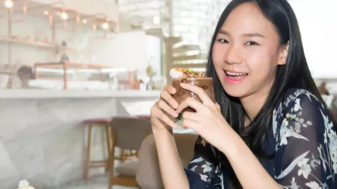 Selain Kopi, Ini Beberapa Minuman yang Ampuh Hilangkan Kantuk Seharian!, 1. Teh Pekat, Pilihan Alternatif yang Kaya Kafein, 2. Teh Hijau, Segar dan Kaya Manfaat, 3. Minuman Cokelat, Manis dan Berenergi, 4. Matcha, Kafein Tinggi dengan Efek Relaksasi, 5. Minuman Berenergi, Efektif tapi Perlu Dibatasi, 6. Soft Drink, Pilihan Praktis dengan Kafein Rendah, 7. Susu Cokelat, Minuman Ringan yang Bisa Meningkatkan Energi, 8. Milk Tea, Kombinasi Teh dan Susu yang Menyegarkan, 9. Kombucha, Fermentasi Teh yang Bisa Mengusir Kantuk, 10. Lemon Honey Tea, Segar dan Meningkatkan Konsentrasi, 11. Minuman Asam, Penyegar Alami untuk Tubuh