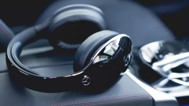 Mercedes-Benz Wireless Headphone 2 Akan Rilis, Ini Fitur yang Diharapkan!, Mercedes-Benz Wireless Headphone 2: Apa yang Sudah Diketahui?, Desain Ikonik yang Tetap Dipertahankan, Peningkatan Fitur yang Diharapkan, Generasi Pertama: Dasar untuk Peningkatan, Mengapa Harus Menantikan Mercedes-Benz Wireless Headphone 2?, Kapan Peluncuran Resmi?, Kesimpulan: