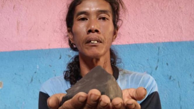 Mimpi Bertemu Kakek-Kakek Ternyata Pertanda Baik, Wasroni Temukan Batu Meteor Bernilai Fantastis!, Penemuan Awal oleh Anak-Anak, Batu Meteor yang Misterius, Mimpi Sebagai Petunjuk?, Potensi Nilai Fantastis Batu Meteor, Respons Pemerintah Desa, Apakah Batu Ini Benar-Benar Meteor?, Peluang Menjadi Miliarder, Kesimpulan