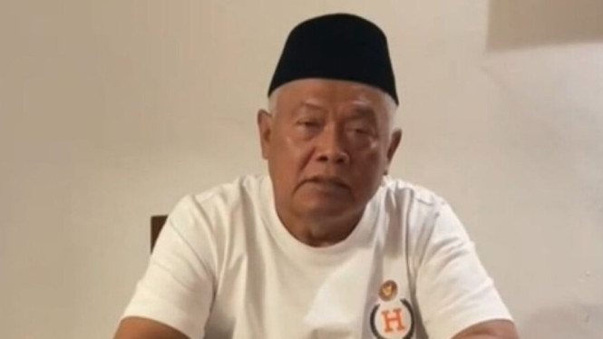 Ternyata Begini Makna Dua Pin yang Selalu Dipakai Yai Mim, Ada Logo Kemenhan Loh!, Pin Pertama: Diduga Berlogo Kementerian Pertahanan RI, Pin Kedua: Simbol Kasepuhan Dzurriyah Sunan Ampel, Kalung-Kalung Mewah: Simbol Spiritual atau Identitas Budaya?, Dukungan Publik Terhadap Yai Mim, Penutup: Simbolisme dalam Penampilan Sebagai Cerminan Identitas