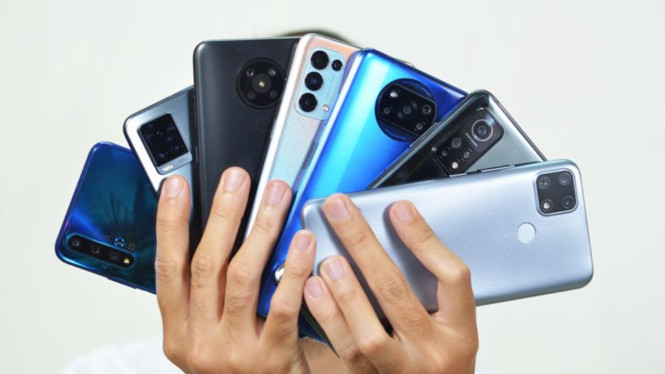 Smartphone dengan Desain Paling Unik, Nothing Phone (3): Minimalis Futuristik dengan Glyph Matrix, Realme 15 Pro Game of Thrones Edition: Kolaborasi Epik dari Dunia Westeros, Samsung Galaxy S25 Edge: Ultra Tipis dan Elegan, iPhone Air: Terobosan Tipis dari Apple, Xiaomi 17 Pro Max: Dual Display yang Interaktif dan Cerdas