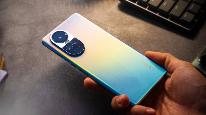 OPPO Reno10 Pro 5G, Layar AMOLED Lengkung 120Hz yang Memanjakan Mata, Tiga Kamera Canggih: 50MP Utama dan Telephoto 32MP, Performa Andal Snapdragon 778G dan RAM 12GB, Baterai 4600 mAh dengan Fast Charging 80W, Fitur Lengkap dan Konektivitas Modern, Harga dan Ketersediaan