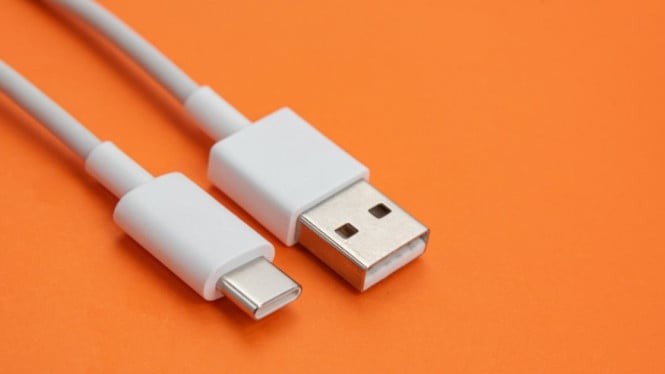 Charger HP, 1. Perhatikan Cara Mencabut Kabel, 2. Gulung dan Simpan Kabel dengan Benar, 3. Gunakan Pelindung Tambahan, 4. Hindari Kebiasaan Buruk Saat Mengisi Daya, 5. Jauhkan dari Paparan Suhu Ekstrem dan Cairan