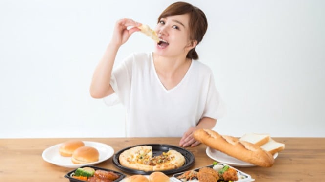 kebiasaan merusak ginjal, 1. Dehidrasi Kronis, 2. Konsumsi Protein Berlebih, 3. Stres Kronis dan Kurang Tidur, 4. Rokok dan Alkohol, 5. Konsumsi Gula Berlebih, 6. Konsumsi Garam Berlebih