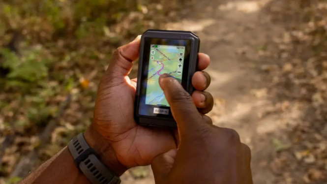Garmin Etrex Touch, Daya Tahan Baterai hingga 130 Jam dan Mode Ekspedisi, Peta Topografi Bawaan dan Akurasi Multi-Band GPS, Ketahanan Tinggi untuk Kondisi Ekstrem, Integrasi dengan Aplikasi Garmin Explore