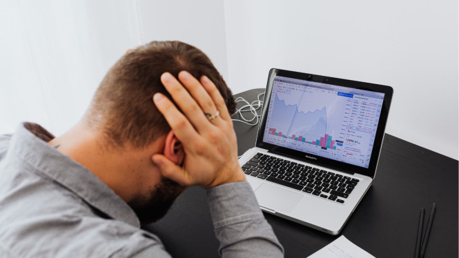 Kenali Risiko Trading Kripto, Fluktuasi Harga dan Volatilitas Ekstrem, Faktor Psikologis: Musuh Terbesar Trader, Regulasi dan Perlindungan Hukum yang Lemah, Risiko Penipuan dan Aset Hilang, Risiko Teknis: Dari Blockchain hingga Human Error, Leverage dan Risiko Finansial, Manajemen Risiko: Kunci Bertahan di Pasar Kripto, Perbandingan Risiko dengan Investasi Tradisional, Apakah Trading Kripto Layak Dicoba?