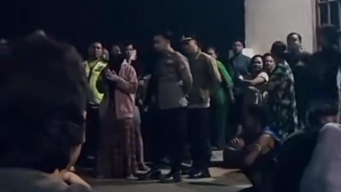 Heboh Link Video Viral Guru Parengan Tuban Digerebek saat Bersama Pria Beristri!, Insiden Penggerebekan di Desa Cengkong, Parengan, Tuban, Klarifikasi dari Istri Sah WH, Langkah Aparat Kepolisian, Fenomena Berbahaya: Penyebaran Video Palsu, Pesan Penting bagi Publik, Kesimpulan: