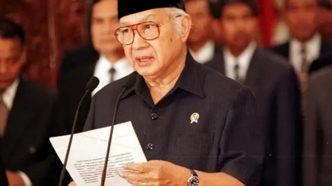 Soeharto sebagai Pahlawan Nasional, Pro: Alasan Pendukung Usulan Soeharto sebagai Pahlawan Nasional, 1. Kontribusi Besar dalam Bidang Ketahanan Pangan, 2. Pembangunan Ekonomi yang Cepat, 3. Dorongan Politik dari Partai Golkar, Kontra: Penolakan Terhadap Gelar Pahlawan Nasional, 1. Stigma Negatif bagi Gerakan Reformasi, 2. Catatan Kelam Pelanggaran HAM, 3. Nepotisme dan Korupsi, Sejarah Panjang Usulan Soeharto sebagai Pahlawan Nasional, Perbandingan dengan Tokoh Lain dalam Daftar Usulan, Kesimpulan: Apakah Soeharto Benar-Benar Layak?