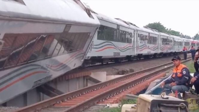 Anjlok di Bekasi, KA Purwojaya Ganggu Perjalanan 6 Kereta Lintas Cirebon, Detail Insiden: Dua Gerbong KA Purwojaya Anjlok di Km 56+1/2, Evakuasi 232 Penumpang Berjalan Lancar dengan Bantuan Enam Bus, Dampak Luas: Enam Kereta Api Alami Keterlambatan hingga 183 Menit, Penanganan Darurat dan Pemulihan Jalur, Permohonan Maaf dan Komitmen Pemulihan Layanan, Analisis: Mengapa Insiden Seperti Ini Bisa Terjadi?, Respons Publik dan Tuntutan Peningkatan Infrastruktur, Langkah Preventif ke Depan: Menuju Sistem Perkeretaapian yang Lebih Aman, Penumpang: Antara Kekecewaan dan Apresiasi atas Respons Cepat, Kesimpulan: Ujian bagi Ketangguhan Sistem Perkeretaapian Nasional