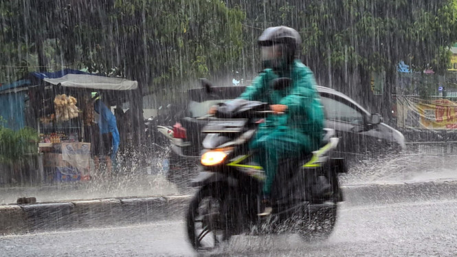 Hujan Ekstrem Mengancam! Cek Apakah Kota Anda Masuk Daftar BMKG 26–27 Oktober, Dinamika Atmosfer Penyebab Cuaca Ekstrem Akhir Pekan Ini, Daftar Wilayah Berpotensi Hujan Lebat pada Minggu, 26 Oktober 2025, Prakiraan Cuaca Ekstrem pada Senin, 27 Oktober 2025, Mengapa Wilayah-Wilayah Ini Rentan? Analisis Geografis dan Iklim, Imbauan Resmi BMKG: Langkah Mitigasi untuk Masyarakat, Dampak Potensial: Banjir, Longsor, dan Gangguan Transportasi, Peran Teknologi dalam Peringatan Dini Cuaca Ekstrem, Kesimpulan: Waspada, Tapi Jangan Panik