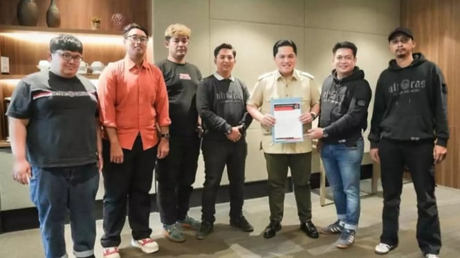 Erick Thohir Temui Ultras Garuda, PSSI Didesak Lebih Terbuka terhadap Suporter, Respons Netizen: “Jangan Masuk Kuping Kanan Keluar Kuping Kiri”, Latar Belakang: Kritik Usai Kegagalan ke Piala Dunia 2026, Harapan Baru dari Dialog Erick Thohir dan Suporter