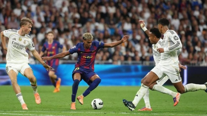 El Clasico Memanas: Yamal Diserang, De Jong Langsung Pasang Badan, El Clasico Berakhir Panas: Dari Gol Mbappe hingga Amarah di Lorong Stadion, Insiden Usai Laga: Yamal Jadi Sasaran Amarah Pemain Madrid, Frenkie de Jong: “Mereka Harusnya Bicara, Bukan Menyerang!”, Kritik De Jong terhadap Performa Barcelona: “Kami Kurang Tajam”, Barcelona Siap Lindungi Yamal dari Tekanan Publik dan Media, Reaksi Media dan Publik: Antara Dukungan dan Kecaman, Apa yang Akan Terjadi Selanjutnya?, Penutup: Sepak Bola Harusnya Tak Sekejam Ini