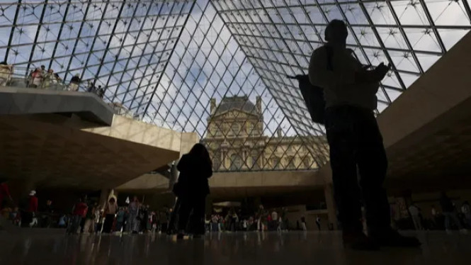 Ditangkap Saat Check-in ke Aljazair: Begini Nasib Pencuri Permata Rp1,6 Triliun dari Louvre, Kronologi Perampokan Berani di Siang Bolong: Bobol Louvre dalam Hitungan Menit, Penangkapan Dramatis di Bandara Charles de Gaulle, Respons Pemerintah Prancis: Rahasia Investigasi Harus Dijaga, Harta Karun yang Dicuri: Warisan Napoleon yang Tak Ternilai, Modus Operandi: Aksi Berani dengan Perencanaan Militer, Dampak Global: Alarm Keamanan Museum Dunia Berbunyi, Apa yang Terjadi Selanjutnya?, Penutup: Keberanian vs Kekecewaan
