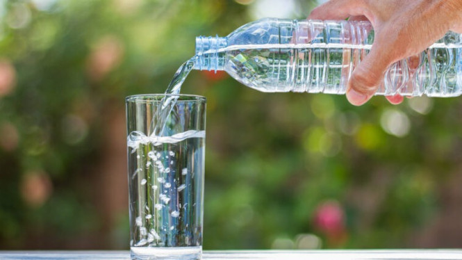 Ternyata Lidah Bisa Bedakan Air! Ini Alasan Air Mineral Rasanya Tak Sama, Air Bukan Hanya H₂O: Mineral yang Membentuk “Cita Rasa” Air, Total Dissolved Solids (TDS): Ukuran yang Menentukan “Rasa” Air, 5 Mineral Utama dan Pengaruhnya terhadap Rasa Air, Sumber Air Menentukan Profil Rasa: Dari Pegunungan hingga Sumur Dalam, Lidah Manusia Lebih Peka terhadap Air dari yang Kita Kira, Suhu Air Juga Pengaruhi Persepsi Rasa, Mitos vs Fakta: “Air Putih Tidak Punya Rasa”, Kesimpulan: Air Itu Punya “Terroir” Seperti Anggur