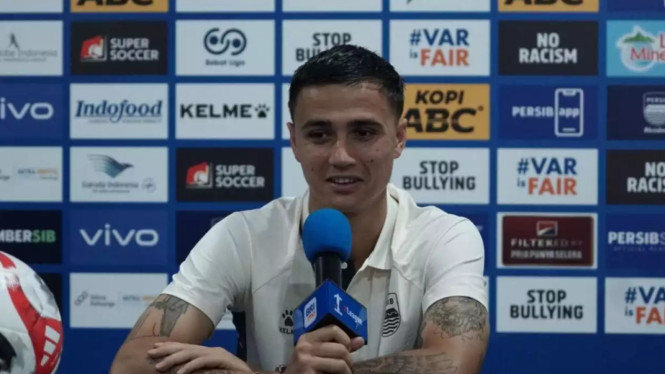 Eliano Reijnders, Jawaban Elegan Eliano Reijnders, Viral “Eliano Di Mana Mana” dan Performa Gemilang di Persib, Bojan Hodak Pasang Badan untuk Eliano, Fokus Baru, Lupakan Masa Lalu