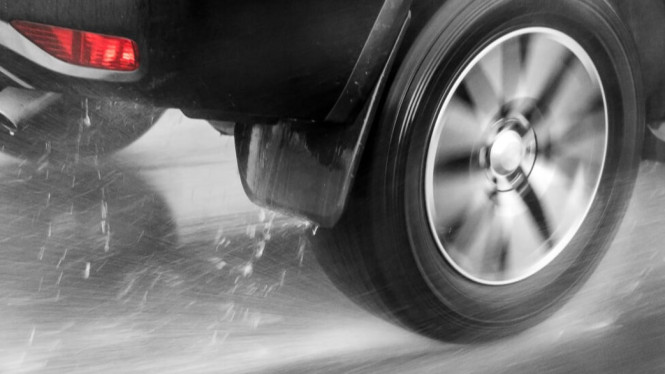 Kota Anda Hujan? Ini Penyebab Aquaplaning yang Sering Diabaikan, Apa Itu Aquaplaning? Bahaya yang Sering Diremehkan, Faktor Penyebab Aquaplaning Menurut Pakar: Lebih dari Sekadar Kecepatan, 1. Kecepatan Kendaraan: Pemicu, Bukan Satu-Satunya Penyebab, 2. Kondisi Ban: Aus = Bahaya, 3. Tekanan Angin Ban: Terlalu Rendah Perparah Risiko, 4. Bobot Kendaraan: Mobil Ringan Lebih Rentan, 5. Kedalaman Genangan Air: Semakin Dalam, Semakin Berbahaya, 6. Desain Pola Kembangan Ban: Sodetan Air Harus Optimal, Mitos vs Fakta: Apa yang Sebenarnya Picu Aquaplaning?, Langkah Pencegahan: Cara Menghindari Aquaplaning Saat Hujan, Apa yang Harus Dilakukan Jika Mengalami Aquaplaning?, Kesimpulan: Keselamatan Dimulai dari Ban yang Sehat