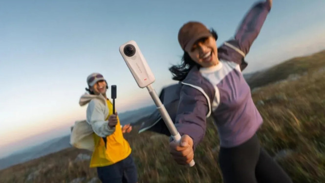 Insta360 X4 Air, Desain Ultra-Ringan yang Mengutamakan Mobilitas, Spesifikasi Teknis: Performa 8K dalam Tubuh Mini, Fitur Stabilisasi dan Mode Perekaman Cerdas, Baterai Tahan Lama dan Pengisian Cepat, Integrasi AI dan Aplikasi Insta360: Edit Video dalam Hitungan Menit, Harga dan Paket yang Tersedia, Siapa yang Cocok Menggunakan Insta360 X4 Air?, Kesimpulan: Ringan di Tangan, Berat di Performa
