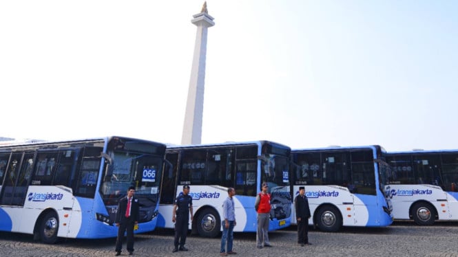 Subsidi Membengkak, Tarif TransJakarta Naik Drastis—Cek Tarif Barunya!, Mengapa Tarif Harus Naik? Beban Subsidi yang Tak Lagi Masuk Akal, Tarif Baru Tetap Lebih Murah dari Daerah Lain, Peningkatan Layanan: 500 Bus Listrik Siap Beroperasi, Kebijakan Gratis untuk 15 Golongan Tetap Berlaku, Langkah Selanjutnya: Kajian Komprehensif dan Sosialisasi Massal, Kesimpulan: Kenaikan Tarif demi Layanan yang Lebih Baik