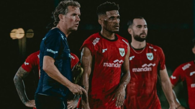 Alex Pastoor dan Pemain Timnas Indonesia, Evaluasi dan Pemecatan Kluivert oleh PSSI, Ungkap Situasi Internal Tim dan Realita di Lapangan, Bongkar Isi Kesepakatan dengan PSSI, Jordi Cruyff dan Struktur Tim Teknis yang Gagal, Pulang ke Belanda Usai Gagal di Timnas Indonesia