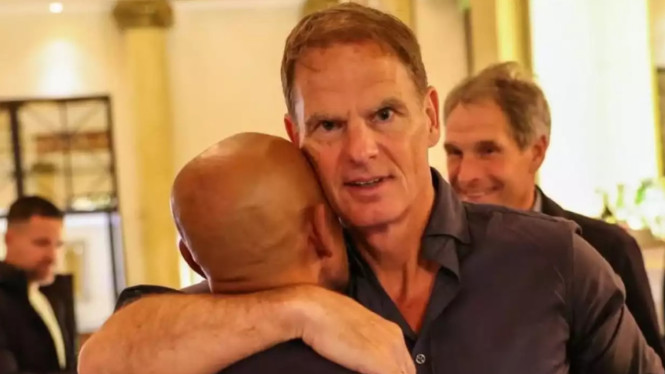 Simon Tahamata Peluk Frank de Boer, Fokus Publik Beralih ke Frank de Boer, Karier Kepelatihan yang Sarat Prestasi, PSSI Belum Buka Suara, Akankah Frank de Boer Tangani Timnas Indonesia?