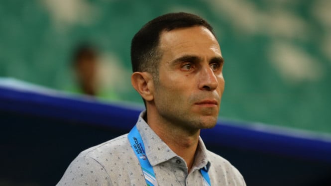 Timur Kapadze, 1. Timur Kapadze – Pelatih Muda yang Sudah Tertarik Latih Garuda, 2. Akira Nishino – Pengalaman Besar di Asia Tenggara dan Dunia, 3. Ange Postecoglou – Spesialis Permainan Menyerang, 4. Graham Arnold – Taktikus Pragmatis yang Efektif, 5. Kim Pan-gon – Pelatih Visioner dengan Lisensi UEFA Pro