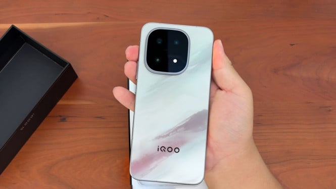 iQOO 15, Dapur Pacu Snapdragon 8 Elite Gen 5 dan Sistem Pendingin Terbesar, Audio, Desain, dan Pengalaman Gaming Lebih Imersif, Kamera 50MP Triple dan Desain Premium, Baterai 7.000mAh, Fast Charging 100W, dan Fitur Lengkap, Varian, Harga, dan Ketersediaan di Pasar