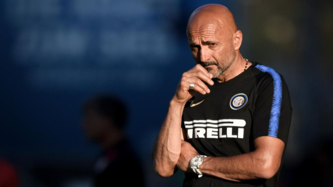 Tato Napoli di Lengan, Kini Latih Juventus—Bagaimana Spalletti Hadapi Kontroversi?, Kontrak Singkat dengan Taruhan Tinggi, Tato Napoli: Simbol Cinta atau Kesalahan Karier?, Reaksi Publik dan Tokoh Sepak Bola, Mengapa Juventus Memilih Spalletti?, Dari Napoli ke Juventus: Rivalitas yang Tak Bisa Diabaikan, Apa yang Diharapkan dari Spalletti di Juventus?, Kesimpulan: Antara Tato dan Takdir