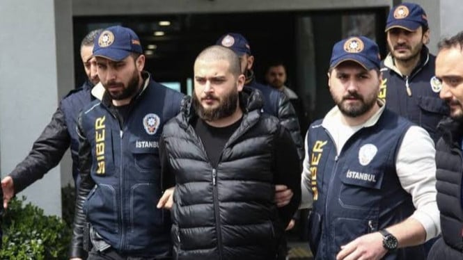 Thodex Guncang Turki Lagi! Bos Kripto Tewas di Penjara, Diduga Ada Keterlibatan Elite Politik, Siapa Faruk Fatih Ozer? Dari Bintang Kripto hingga Terpidana Seumur Hidup, Kematian di Sel Isolasi: Bunuh Diri atau Kelalaian Fatal?, Kritik terhadap Penjara F-Type dan Rekam Jejak HAM Turki, Spekulasi Politik: Apakah Thodex Lebih dari Sekadar Skandal Kripto?, Kesimpulan: Tragedi yang Mengungkap Keretakan Sistem