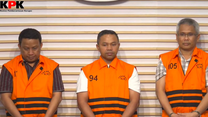 Belum Genap Setahun, Kepala Daerah Sudah Ditangkap KPK - Ada Apa?, Dua Kasus Terbaru: dari Kolaka ke Riau, Korupsi Mengakar Sistemik, 1. Bupati Kolaka Abdul Azis: OTT di Tengah Janji Pembangunan, 2. Gubernur Riau Abdul Wahid: “Jatah Preman” dan Rekor Memalukan, Akar Masalah #1: Ongkos Politik yang Tak Masuk Akal, Akar Masalah #2: Sistem yang Masih Memberi Celah, Solusi: Dari Reformasi Pilkada hingga Sistem Pengawasan Digital, Kesimpulan: Pejabat Bukan “Raja”, Tapi Pelayan Publik