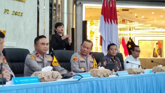 Kasus Ijazah Jokowi Bergulir: Polisi Tetapkan 8 Tersangka, Roy Suryo Masuk Radar?, Awal Mula Kasus: Tuduhan Ijazah Palsu oleh Roy Suryo Cs, Proses Hukum: Dari Penyelidikan ke Penetapan Tersangka, Bukti Forensik: Ijazah Jokowi Disita dan Diuji di Lab, Siapa 8 Tersangka yang Ditunjuk Polisi?, Ancaman Hukuman: Apa Sanksi bagi Para Tersangka?, Respons Publik dan Reaksi UGM, Mengapa Kasus Ini Penting bagi Demokrasi Indonesia?, Kesimpulan: Penegakan Hukum atas Hoaks, Bukan atas Kritik