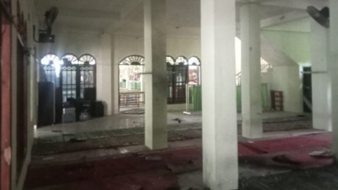 Pelaku Ledakan SMAN 72 Diduga Korban Bullying, Polisi Ungkap Fakta Mengejutkan!, Kronologi Ledakan: Dua Dentuman Mengguncang Musala Sekolah, Identitas Pelaku: Siswa Sekolah, Bukan Teroris, Senjata Replika dengan Tulisan Misterius: Apa Artinya?, Analisis Singkat Tulisan:, Dugaan Motif: Korban Bullying yang Terpinggirkan, Dampak Psikologis: Trauma yang Tak Segera Sembuh, Respons Pemerintah dan Tindak Lanjut, Kesimpulan: Tragedi yang Harus Jadi Titik Balik