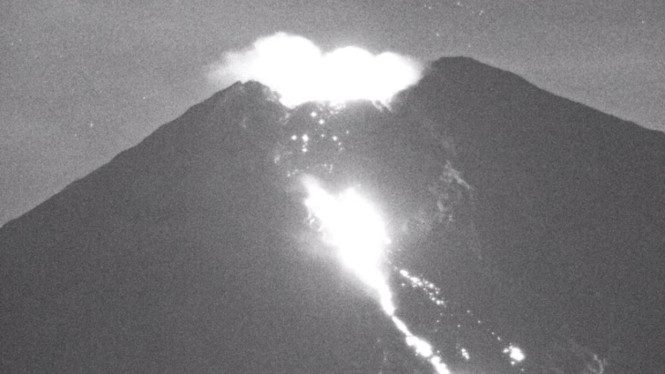 Erupsi Malam Hari, Gunung Semeru Keluarkan 127 Letusan dalam 24 Jam, Detik-Detik Erupsi: Lava Pijar Mengalir ke Tenggara, Aktivitas Vulkanik Meningkat: 127 Letusan dalam 24 Jam, Zonasi Bahaya: Radius 13 Kilometer Masih Rawan, Koordinasi Pemantauan: Dari Pos Sawur hingga Kamera BPBD, Mengapa Status Tidak Dinaikkan ke Siaga (Level III)?, Imbauan untuk Masyarakat dan Pengunjung, Kesimpulan: Waspada, Bukan Panik