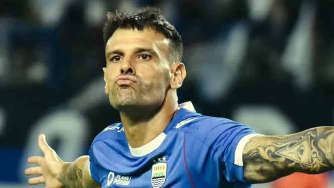 Ciro Alves, 1. Jordy Tutuarima – Bek Kiri Berpengalaman dari Persis Solo, 2. Jordy Wehrmann – Gelandang Modern Milik Madura United, 3. David da Silva – Mesin Gol Eks Persib Bandung, 4. Ciro Alves – Kreator Serangan dengan Visi Tajam