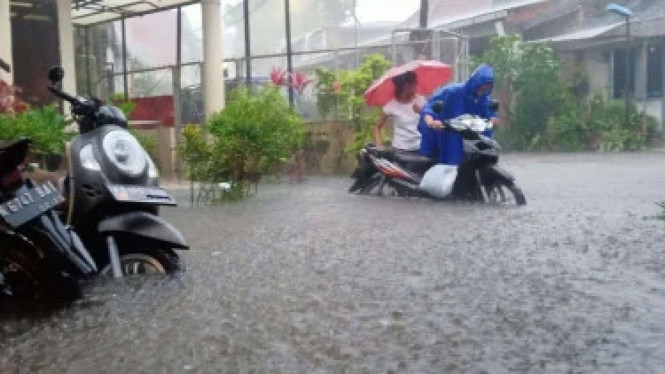 Menyelamatkan Motor yang Terendam Banjir, Bersihkan Bagian Luar Motor, Cek Aki dan Kelistrikan, Kuras Oli Mesin, Periksa Filter Udara, Periksa Busi dan Kuras Bensin, Keringkan Knalpot dan Cek Sistem Pembuangan, Lumasi Rantai dan Bearing, Hidupkan Motor dan Lakukan Uji Coba, Perkiraan Biaya Servis Mandiri, Tips Tambahan Agar Motor Aman di Musim Hujan
