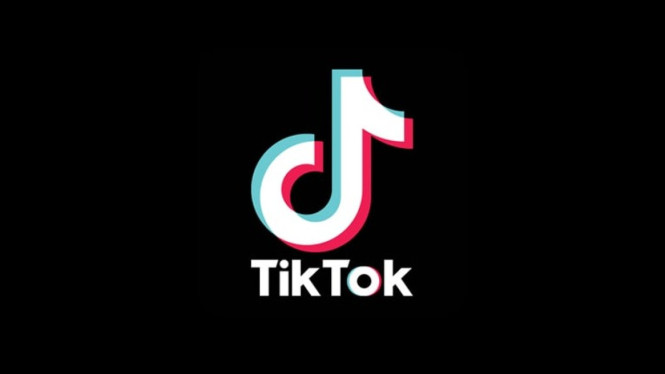 UMKM Wajib Coba! TikTok Sekarang Bisa Buat Video Promosi Sendiri Pakai AI, TikTok Symphony: Buat Video Promosi Hanya dari Link Website, SmartPlus T-ROAS: AI yang Pilih Audiens Paling Tepat untuk Iklan Anda, Content Suite: Manfaatkan Konten Pengguna untuk Perkuat Brand, Studi Kasus Sukses di Indonesia: Dari Bank Jago hingga Gojek, Mengapa Fitur AI TikTok Ini Revolusioner bagi UMKM?, Cara Mulai Menggunakan Fitur AI TikTok untuk Bisnis Anda, Tantangan dan Pertimbangan Etis, Kesimpulan: TikTok Bukan Lagi Hanya Aplikasi—Tapi Partner Bisnis AI Anda