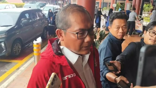 Benarkah Roberto Donadoni Akan Gantikan Kluivert? Ini Respons Resmi PSSI, Profil Tiga Pelatih Kelas Dunia yang Disebut Masuk Radar, 1. Roberto Donadoni – Legenda Italia dengan Reputasi Eropa, 2. Juan Carlos Osorio – Arsitek Taktik Meksiko di Piala Dunia, 3. Oscar Garcia – Eks Anak Didik Cruyff dengan Jiwa Sepak Bola Total, Respons PSSI: Diam Bukan Berarti Tidak Tertarik, Bantahan Tegas untuk Shin Tae-yong, Tapi Diam untuk Tiga Nama Ini, Strategi Jangka Panjang PSSI: Cari Pelatih untuk Visi Baru Sepak Bola Indonesia, Analisis: Siapa yang Paling Realistis untuk Timnas Indonesia?, Kesimpulan: PSSI Sedang Bermain Cerdas dengan Waktu