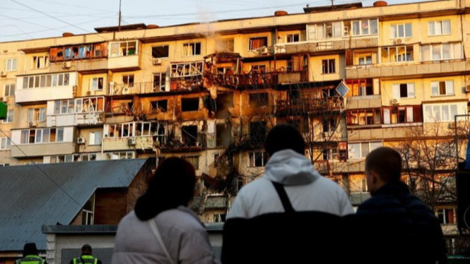 6 Tewas dalam Serangan Rudal Terbesar di Kyiv, Rusia Incar Musim Dingin Ukraina, Serangan Terkoordinasi: Rudal Balistik, Drone, dan Infrastruktur Sipil Jadi Sasaran, Zelensky: Ini Bukan Serangan Militer Ini Teror Sistematis, Eskalasi Musim Dingin: Strategi Putin untuk “Hancurkan Ketahanan” Ukraina, Pertahanan Udara Ukraina: Lebih Baik, Tapi Masih Rentan, Respons Internasional: Kecaman Global dan Dukungan untuk Ukraina, Dampak Kemanusiaan: Musim Dingin Tanpa Listrik dan Rasa Aman, Kesimpulan: Perang Tak Hanya di Medan Tempur Tapi di Hati Rakyat