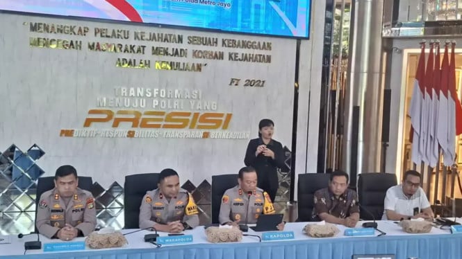 Polda Metro Jaya Pegang Ijazah Asli Jokow, Dokumen Jadi Barang Bukti, Latar Belakang: Permohonan Informasi yang Tak Direspons, Pengakuan Resmi: Ijazah Jokowi Ada di Polda Metro Jaya, Mengapa Permohonan Tak Direspons? Salah Alamat!, Perbedaan Istilah Dokumen: SK Yudisium vs Daftar Nilai, Dokumen UGM Juga Jadi Barang Bukti, KIP Minta Bukti Administrasi Proses Penyidikan, Implikasi Hukum: Transparansi vs Privasi dalam Proses Hukum, Konteks Politik: Roy Suryo dan Tuduhan Ijazah Palsu, Kesimpulan: Transparansi Harus Sejalan dengan Prosedur Hukum