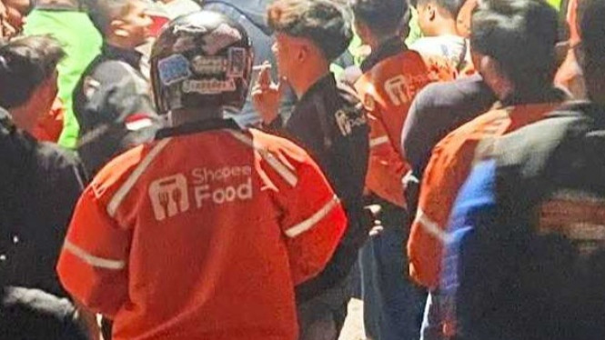 Tak Terima Ditolak, Pria Mabuk Pukul Driver ShopeeFood di Sleman, Ini Kronologinya, Kronologi Insiden: Ditolak Minum Miras, Langsung Dipukul dari Belakang, Viral di Media Sosial: Unggahan Korban Picu Solidaritas Massal, Solidaritas Nyata: Urunan untuk Biaya Visum, Dibantu Manajemen ShopeeFood, Tindakan Investigasi: Polisi Olah TKP, Pelaku Masih Diburu, Mengapa Kasus Ini Penting? Ancaman Nyata bagi Pekerja Gig Ekonomi, Respons Komunitas: FOYB Dorong Perlindungan Hukum &amp; Edukasi, Kesimpulan: Dari Insiden Kecil ke Gerakan Perlindungan Pekerja