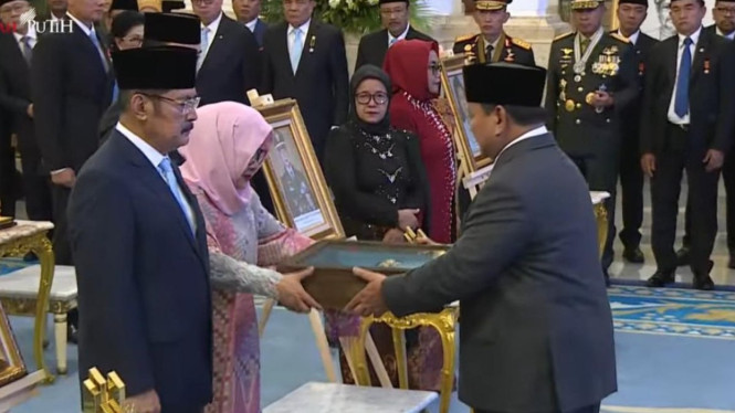 Gus Dur &amp; Soeharto Jadi Pahlawan Nasional! Ini Daftar Lengkap 10 Tokoh 2025, Daftar Lengkap 10 Pahlawan Nasional 2025, Soeharto: Kontroversi dan Kontribusi dalam Pembangunan Nasional, Marsinah: Simbol Perjuangan Buruh yang Tak Pernah Dilupakan, Mochtar Kusumaatmadja: Arsitek Hukum Internasional Indonesia, Rahmah El Yunusiyah: Pelopor Pendidikan Perempuan di Minangkabau, Sarwo Edhie Wibowo: Jenderal yang Turut Amankan Transisi Orde Baru, Tiga Tokoh Daerah: Representasi Kebangsaan yang Inklusif, Makna Strategis di Balik Keputusan Prabowo, Kesimpulan: Mengenang untuk Menginspirasi