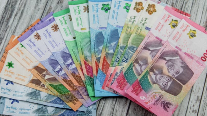 Rp1.000 Jadi Rp1? Ini Jadwal &amp; Persiapan yang Diminta Ekonom, Apa Itu Redenominasi Rupiah? Bukan Pemotongan Nilai!, Mengapa Sekarang? Alasan Strategis di Balik RUU Redenominasi 2027, Tantangan Utama: Sistem, Logistik, dan Perilaku Masyarakat, Peran Transaksi Nontunai dalam Menekan Biaya Implementasi, Peringatan dari INDEF: Biaya Implementasi Bisa Sangat Mahal, Langkah Berikutnya: Menunggu RUU Redenominasi Masuk Prolegnas, Kesimpulan: Redenominasi Bukan Sekadar Ganti Angka Tapi Transformasi Sistemik