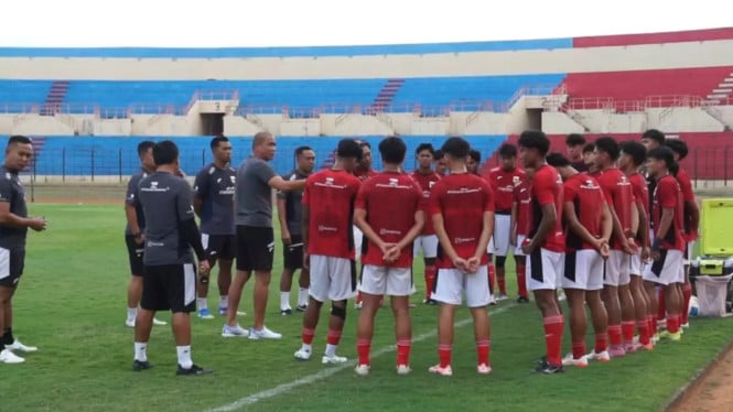 Timnas Indonesia U-17, 1. Arkhan Kaka – Penyerang Bermental Baja, 2. Sulthan Zaky – Bek Tangguh yang Merantau ke Kamboja, 3. Ikram Al Giffari – Penjaga Gawang dengan Masa Depan Cerah, 4. Iqbal Gwijangge – Sang Kapten dan Pemimpin di Lini Belakang, 5. Riski Afrisal – Winger Lincah Madura United