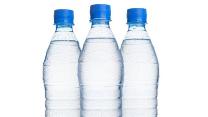 DPR Panggil 8 Perusahaan Air Minum: Ini Sumber Air Baku yang Dipakai Produsen AMDK, Mengapa Asal Air Baku Jadi Isu Krusial?, Daftar Lengkap 8 Perusahaan AMDK dan Sumber Air Bakunya, 1. PT Tirta Investama (Aqua – bagian dari Danone Indonesia), 2. PT Panfila Indosari (RON 88), 3. PT Amidis Tirta Mulia (Amidis), 4. PT Tirta Fresindo Jaya (Le Minerale), 5. PT Muawanah Al Ma’soem (Al Masoem), 6. PT Sariguna Prima Tirta (Cleo), 7. PT Jaya Lestari Sejahtera (Le Yasmin), 8. PT Super Wahana Tehno (Pristine), Respons DPR dan Langkah Selanjutnya, Pentingnya Transparansi bagi Konsumen, Kesimpulan: Air Jernih, Tapi Informasi Harus Lebih Jernih Lagi