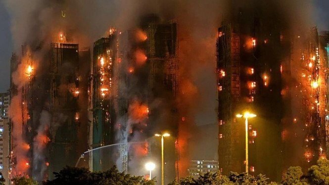Tragedi Terburuk dalam 80 Tahun! Kebakaran Hong Kong Telan 83 Nyawa, Alarm Tak Berbunyi?, Kronologi: Api Menjalar Cepat, 24 Jam Baru Terkendali, Dugaan Penyebab: Perancah Bambu, Jaring Plastik, dan Limbah Konstruksi, Sistem Peringatan Gagal: Warga Tak Dengar Alarm, Terpaksa Salurkan Peringatan Manual, Korban: 83 Tewas, Termasuk Pemadam &amp; Pekerja Migran Indonesia, Respons Pemerintah: Langkah Darurat &amp; Reformasi Segera, Solidaritas Warga: Semangat “Satu untuk Semua” dalam Duka, Catatan Sejarah: Kebakaran Terburuk Sejak 1948, Kesimpulan: Tragedi yang Bisa Jadi Titik Balik