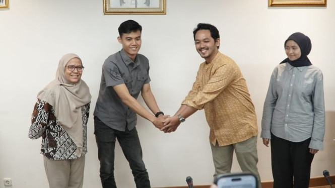 Heboh Tumbler Hilang di KRL, Begini Akhirnya Setelah Mediasi KAI!, KAI Tegaskan: Tidak Ada Pemecatan, Isu Viral Tak Akurat, Evaluasi Prosedur Lost and Found, KAI Tingkatkan Koordinasi Layanan, Pesan untuk Penumpang: Selalu Awasi Barang Bawaan, Pelajaran dari Kasus Tumbler: Antara Empati dan Tanggung Jawab Bersama, Kesimpulan: Damai Bukan Berarti Mengabaikan, Tapi Memperbaiki Bersama