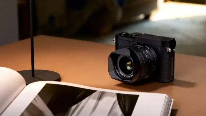 60MP Full-Frame Tanpa Filter Warna? Ini Kehebatan Leica Q3 Monochrom yang Bikin Fotografer Terpana, Sensor Monokrom 60MP: Lebih Tajam, Lebih Detail, Tanpa Filter Bayer, Desain Serba Hitam: Estetika Minimalis yang Menghormati Substansi, Optik Legendaris: Summilux 28mm f/1.7 ASPH untuk Dunia Monokrom, Fitur Profesional: Dari Viewfinder 5,76MP hingga Verifikasi Gambar AI, Inovasi Keamanan: Content Credentials, Aksesori Eksklusif dan Kompatibilitas, Harga dan Ketersediaan, Kesimpulan: Bukan Sekadar Kamera Tapi Pernyataan Artistik