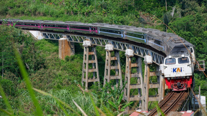Libur Nataru Makin Hemat! Ini Daftar Kereta Diskon 30% dari Jakarta, Periode Promo dan Ketentuan Umum, Daftar Kereta Diskon 30% dari Stasiun Pasar Senen, Daftar Kereta Diskon 30% dari Stasiun Gambir, Syarat &amp; Ketentuan Program Diskon Nataru 2025/2026, Tips Dapatkan Tiket Diskon Sebelum Kehabisan, Kesimpulan: Liburan Lebih Ringan, Perjalanan Lebih Nyaman