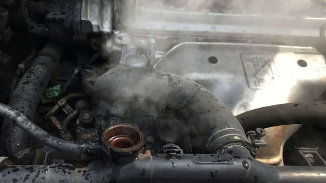 Mesin Mobil Panas? Jangan Langsung Matikan! Ini Cara Cepat Turunkan Suhu Mesin, Mengapa Mesin Bisa Overheat? Pahami Dulu Penyebabnya, Langkah #1: Matikan AC, Jangan Matikan Mesin! Biarkan Mesin Idle, Langkah #2: Buka Kap Mesin dengan Hati-Hati untuk Lepaskan Panas, Langkah #3: Tambahkan Coolant atau Air Tapi Hanya Saat Sudah Dingin, Kesalahan Fatal yang Harus Dihindari Saat Overheat, Kapan Harus Menelepon Bantuan Darurat?, Kesimpulan: Tenang, Jangan Panik Ikuti 3 Langkah Ini!