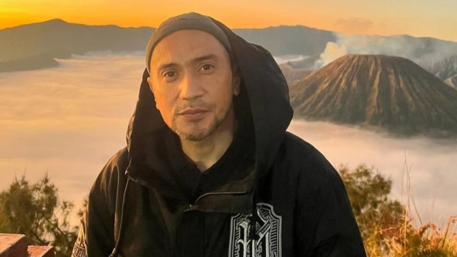 Detik-Detik Terakhir Gary Iskak: Dari Kecelakaan Tunggal hingga Tangis Richa yang Pecah, 1. Gary Iskak Mengembuskan Napas Terakhir di Rumah Sakit Suyoto, 2. Video Kecelakaan Sempat Dikira Adegan Syuting Film, 3. Polisi: Gary Kehilangan Kendali dan Tabrak Pohon di Jalan Kesehatan Raya, 4. Gary Baru Saja Pulang dari Kumpul Bareng Teman Dekat, 5. Richa Novisha Histeris Saat Jenazah Gary Ditunkan ke Liang Lahad