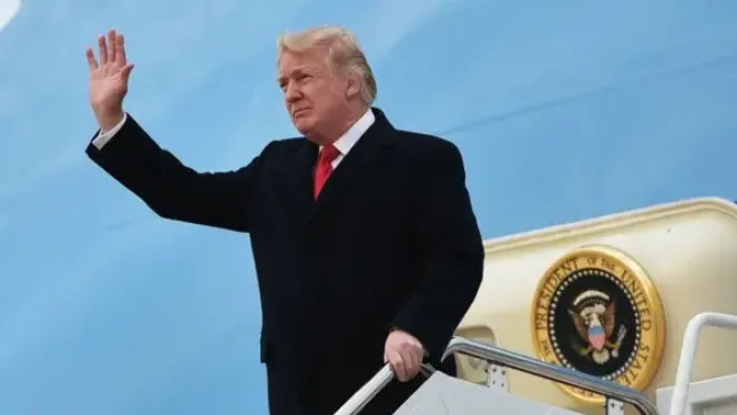 Trump Ancam Tutup Total Ruang Udara Venezuela, Caracas: Ini Kolonialisme!, Latar Belakang: Mengapa Trump Fokus pada Venezuela Sekarang?, Respons Venezuela: "Ini Agresi Kolonial yang Ilegal", Dampak Nyata: Maskapai, Migran, dan Rantai Pasok Udara, Konteks Hukum: Bolehkah AS Menutup Ruang Udara Negara Lain?, Mengapa Trump Gunakan Bahasa yang Provokatif?, Apa yang Akan Terjadi Selanjutnya?, Kesimpulan: Ancaman yang Mengguncang Norma Internasional